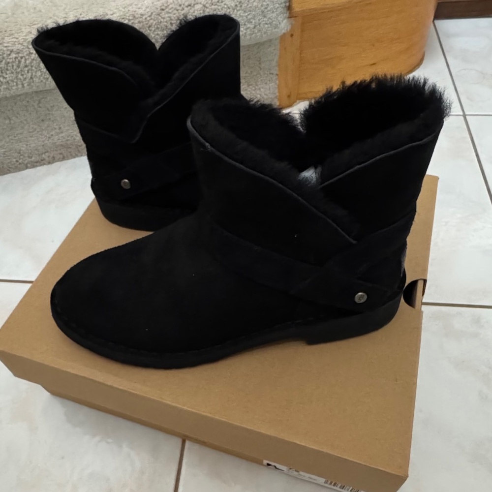 UGG Zariyah Water Repellent Ankle Bootie (Women) Size 7.5 - BLACK   NEW